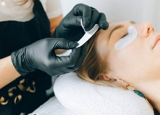 Lashlift hos Lashbomb – professionell behandling för naturligt böjda och fylliga fransar utan fransförlängning.