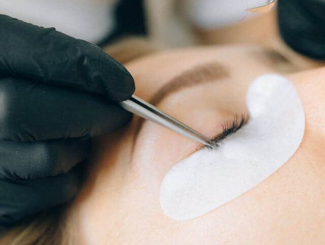Fransutbildning hos Lashbomb – Bli certifierad fransstylist med professionell kurs och support.