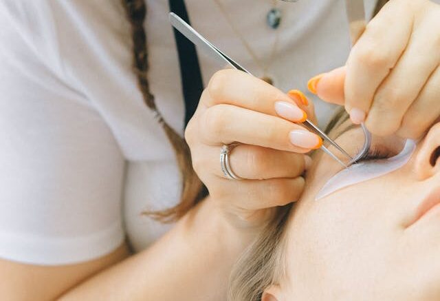 Lashlift utbildning hos Lashbomb – Bli certifierad stylist med professionell kurs och startkit.